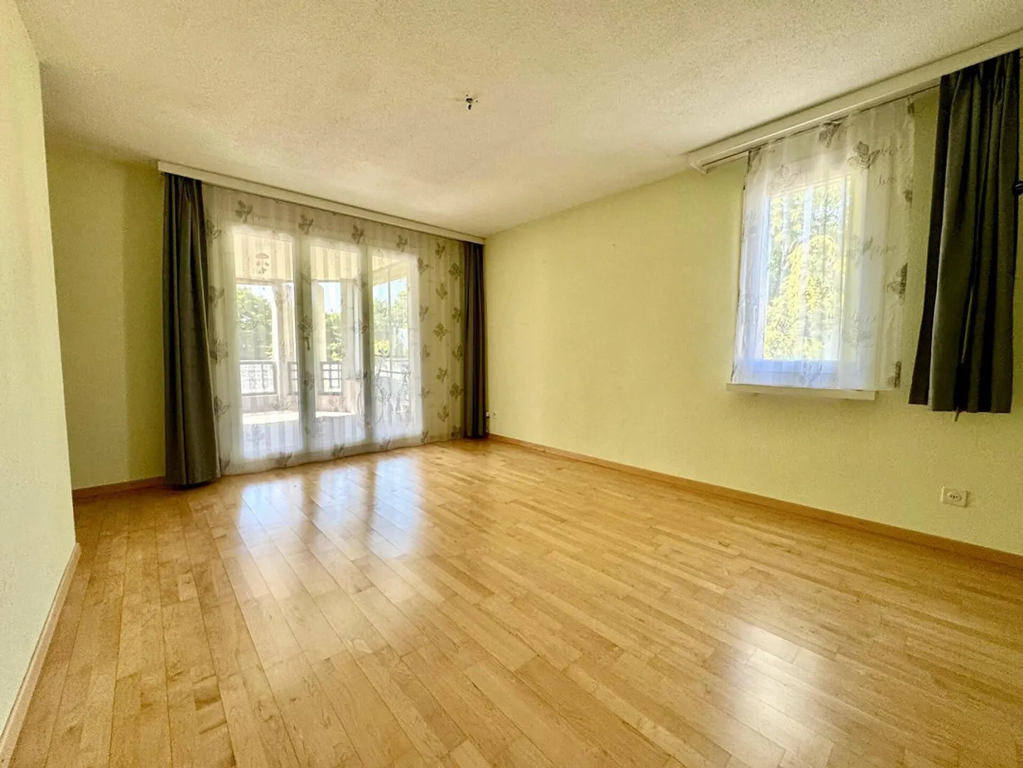 Offre exceptionnelle avec ascenseur, beaucoup d'espace et grand balcon - Photo 3 sur 9