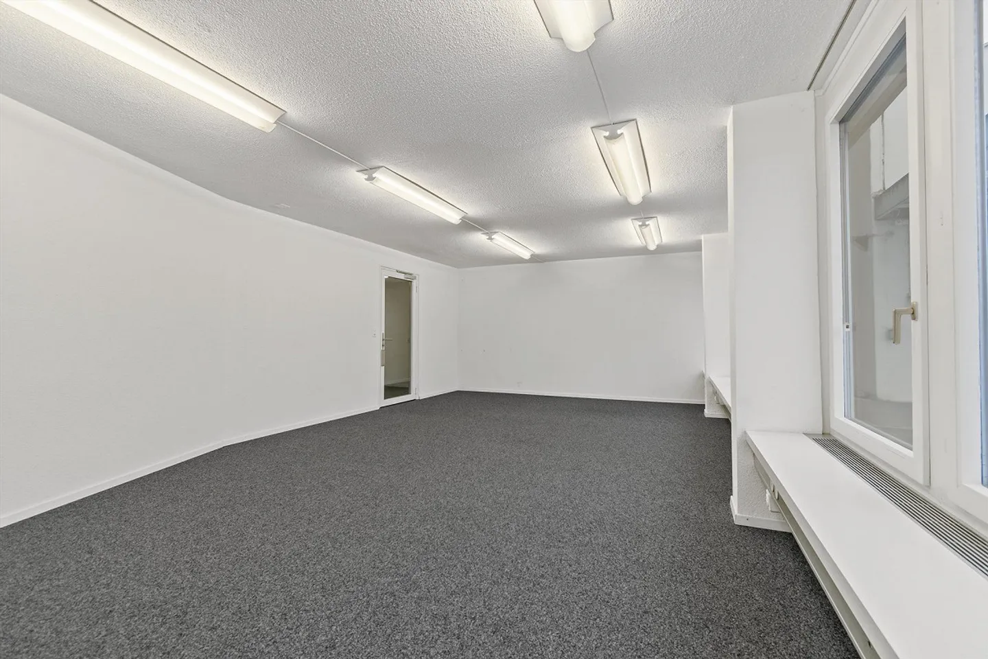 Your business premises in a central location - Photo 5 of 7