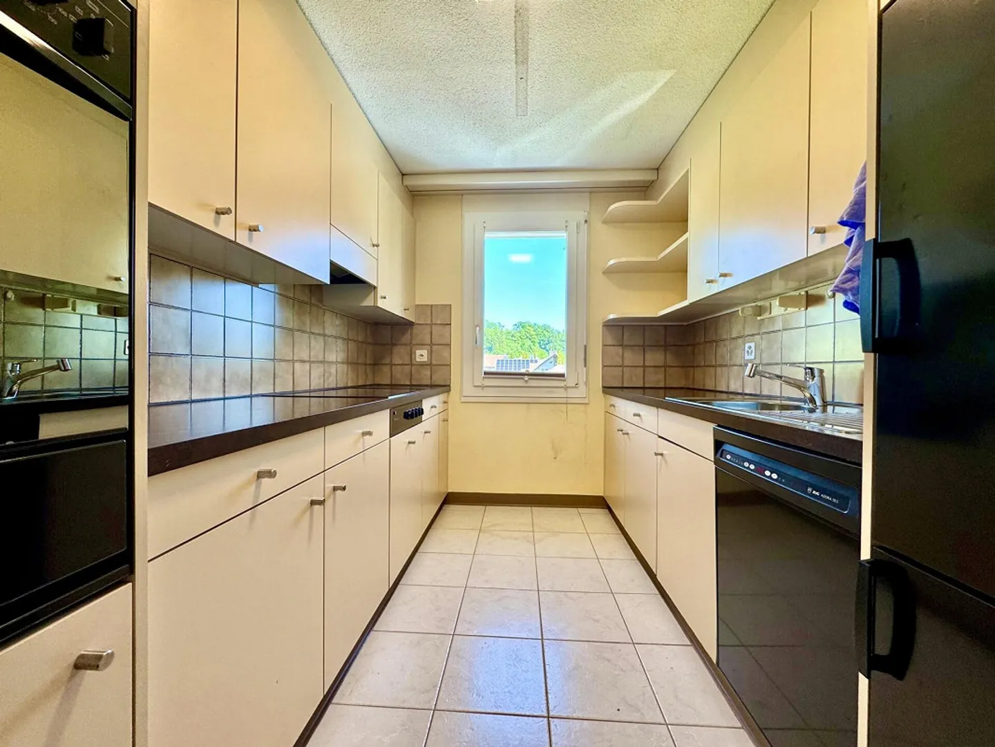 Offre exceptionnelle avec ascenseur, beaucoup d'espace et grand balcon - Photo 7 sur 9