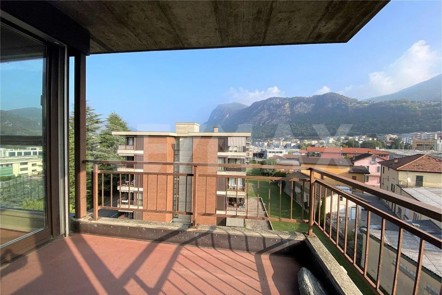 Luminoso appartamento di 3,5 locali con balcone e posto auto - Foto 3 di 11