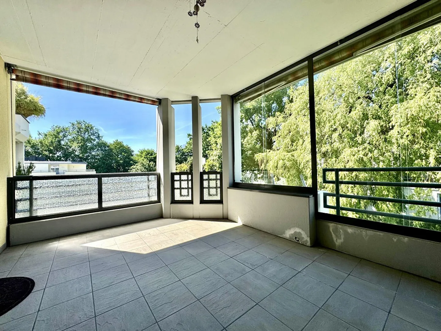 Offre exceptionnelle avec ascenseur, beaucoup d'espace et grand balcon - Photo 1 sur 9