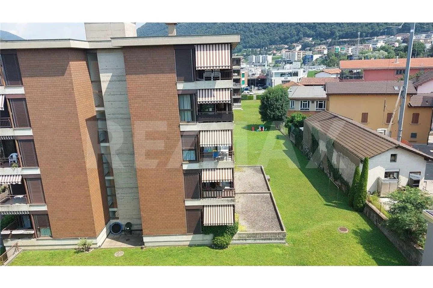 Luminoso appartamento di 3,5 locali con balcone e posto auto - Foto 8 di 11