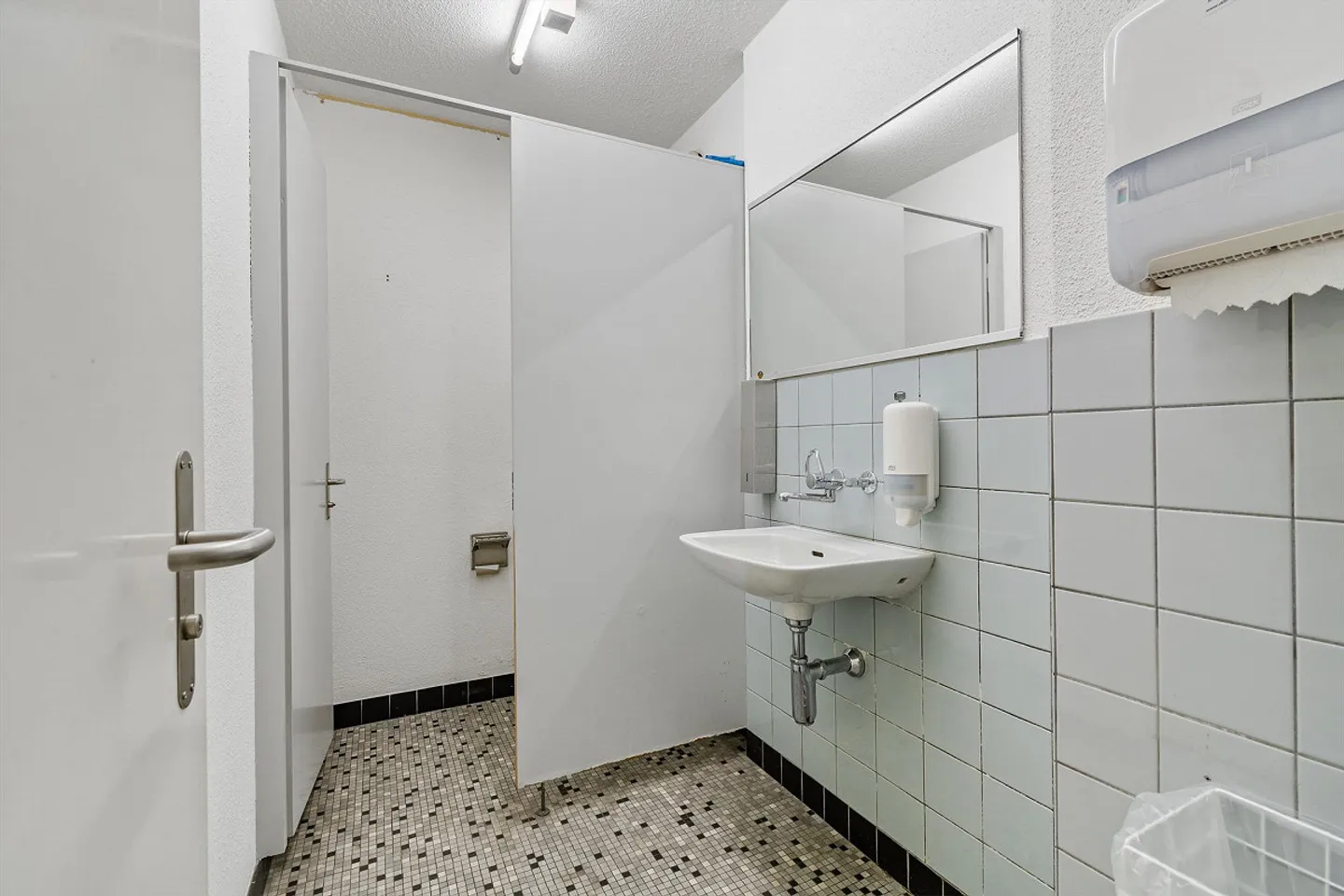 Your business premises in a central location - Photo 7 of 7