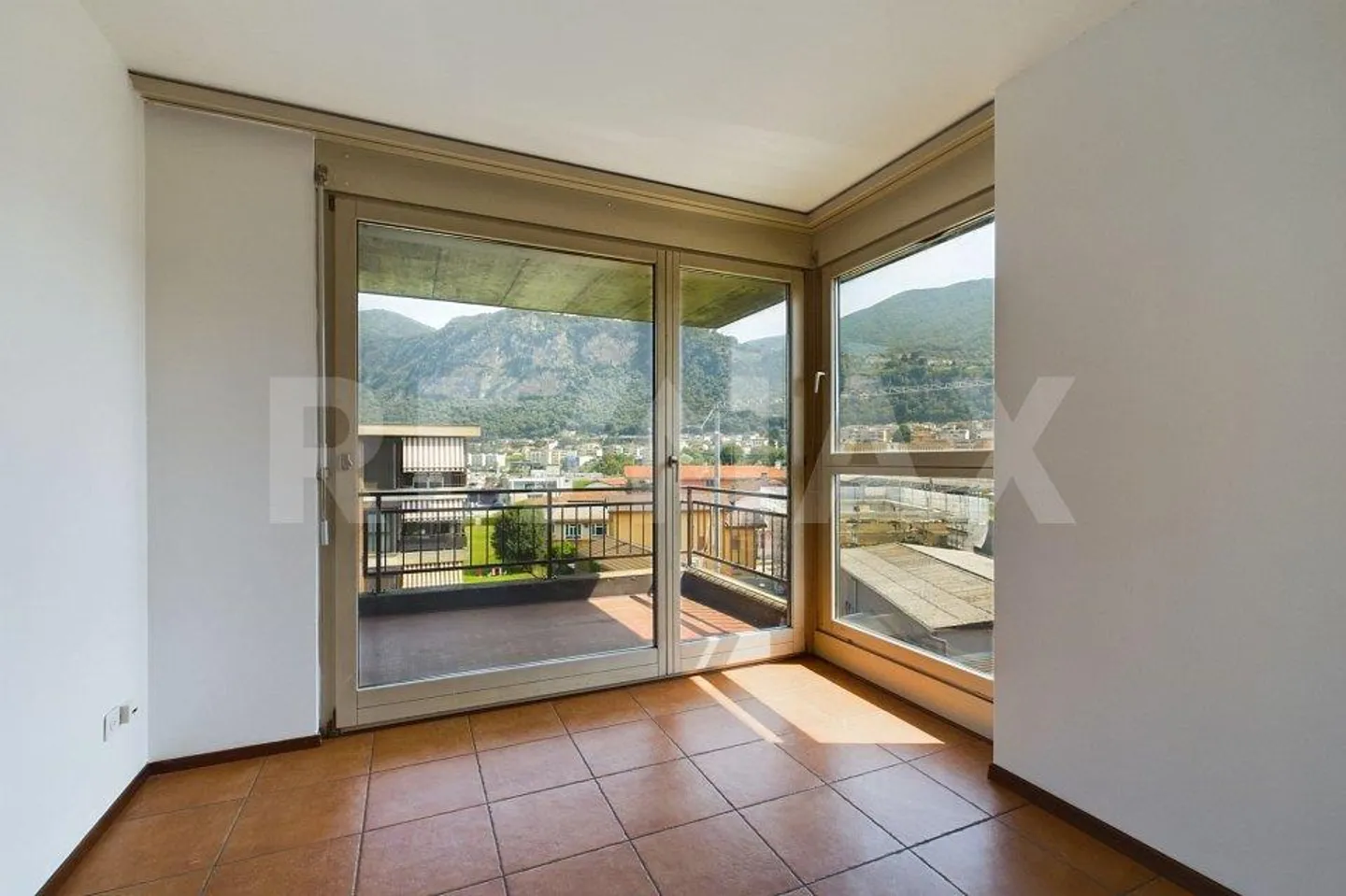 Luminoso appartamento di 3,5 locali con balcone e posto auto - Foto 9 di 11