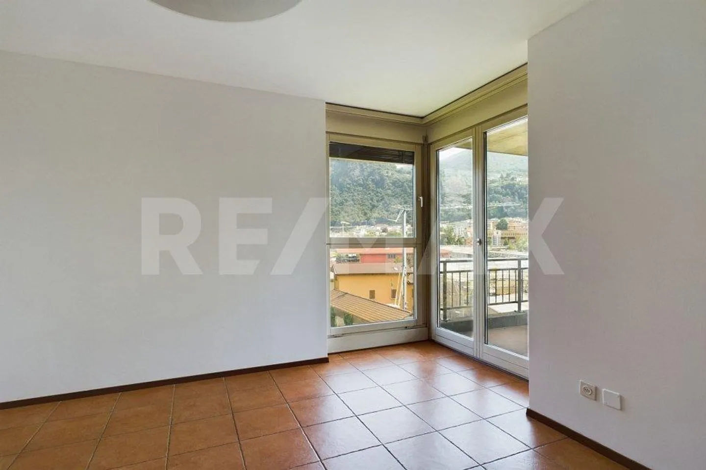 Luminoso appartamento di 3,5 locali con balcone e posto auto - Foto 10 di 11