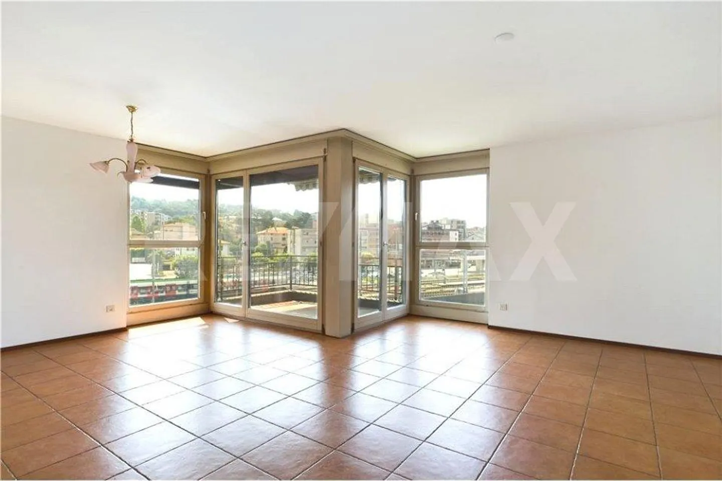 Luminoso appartamento di 3,5 locali con balcone e posto auto - Foto 6 di 11