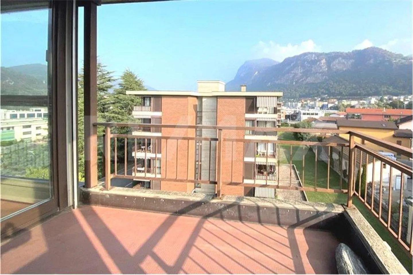 Luminoso appartamento di 3,5 locali con balcone e posto auto - Foto 7 di 11