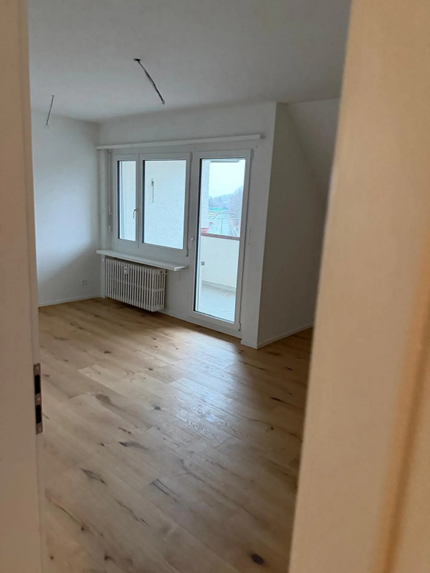 Chambre dans un appartement de 3 pièces fraîchement rénové avec balcon et machine à laver - Photo 3 sur 4