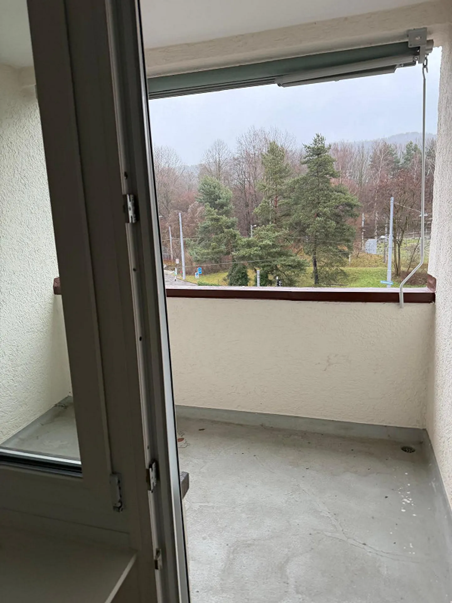 Chambre dans un appartement de 3 pièces fraîchement rénové avec balcon et machine à laver - Photo 4 sur 4