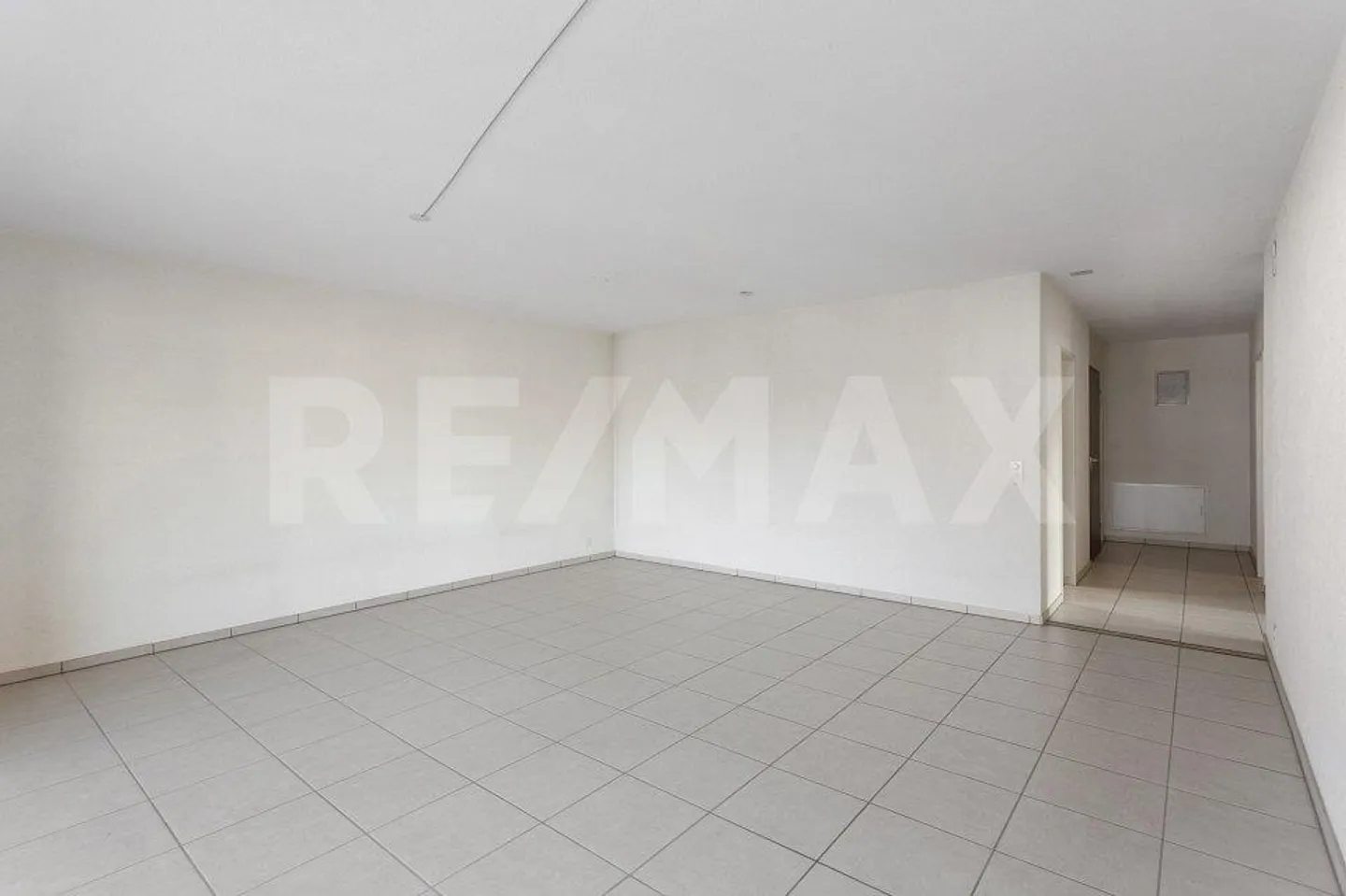 Spacious 4.5-room condominium with 2 balconies - Photo 2 of 12