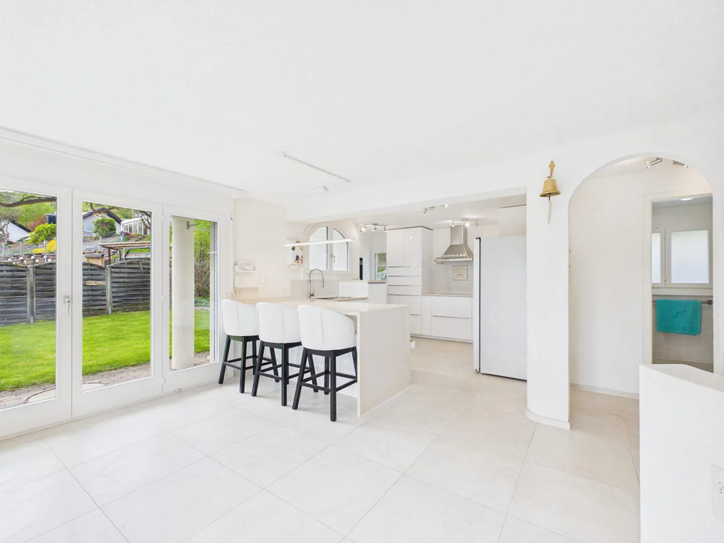Charming 5.5-room semi-detached house with panoramic view & garden - Photo 3 of 10