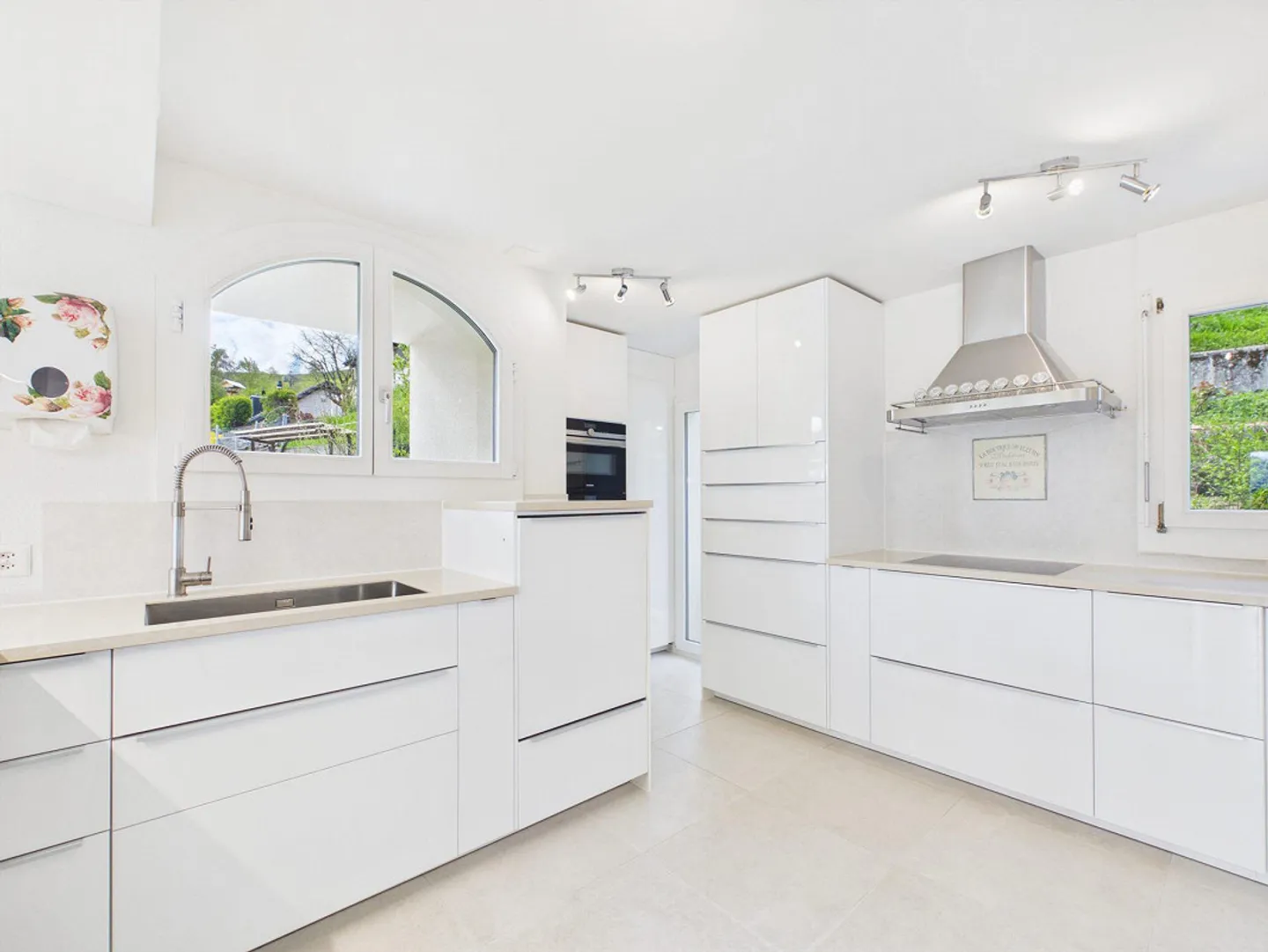 Charming 5.5-room semi-detached house with panoramic view & garden - Photo 4 of 10