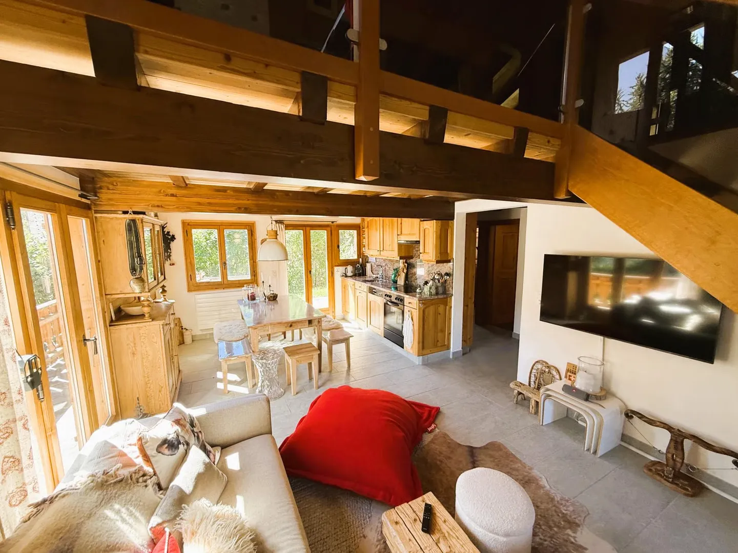 For sale in the Tzoumaz resort in the heart of the 4 Valleys, very beautiful chalet of 5 1/2 rooms - Photo 3 of 13