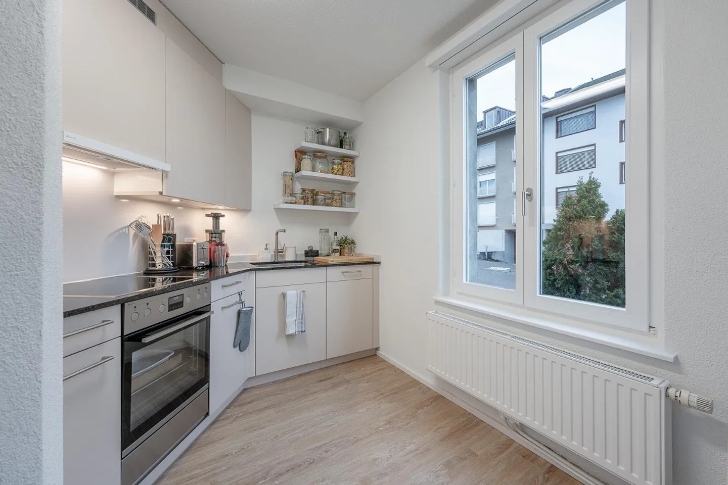 Renovated 3-room apartment in Altstetten - Photo 2 of 9