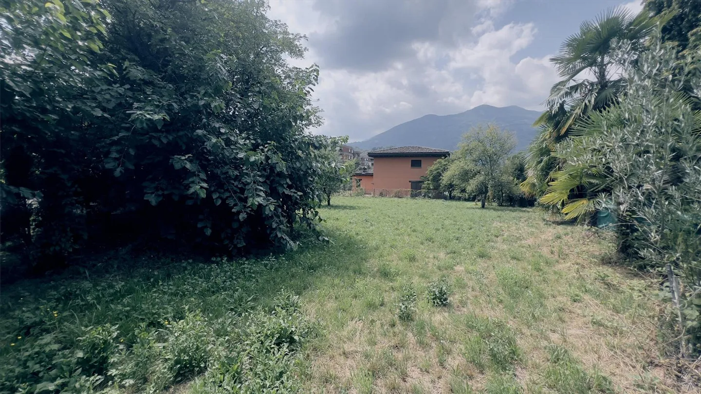 TERRENO CON LICENZA APPROVATA PER 4 VILLE A PONTE CAPRIASCA - Photo 1 of 7