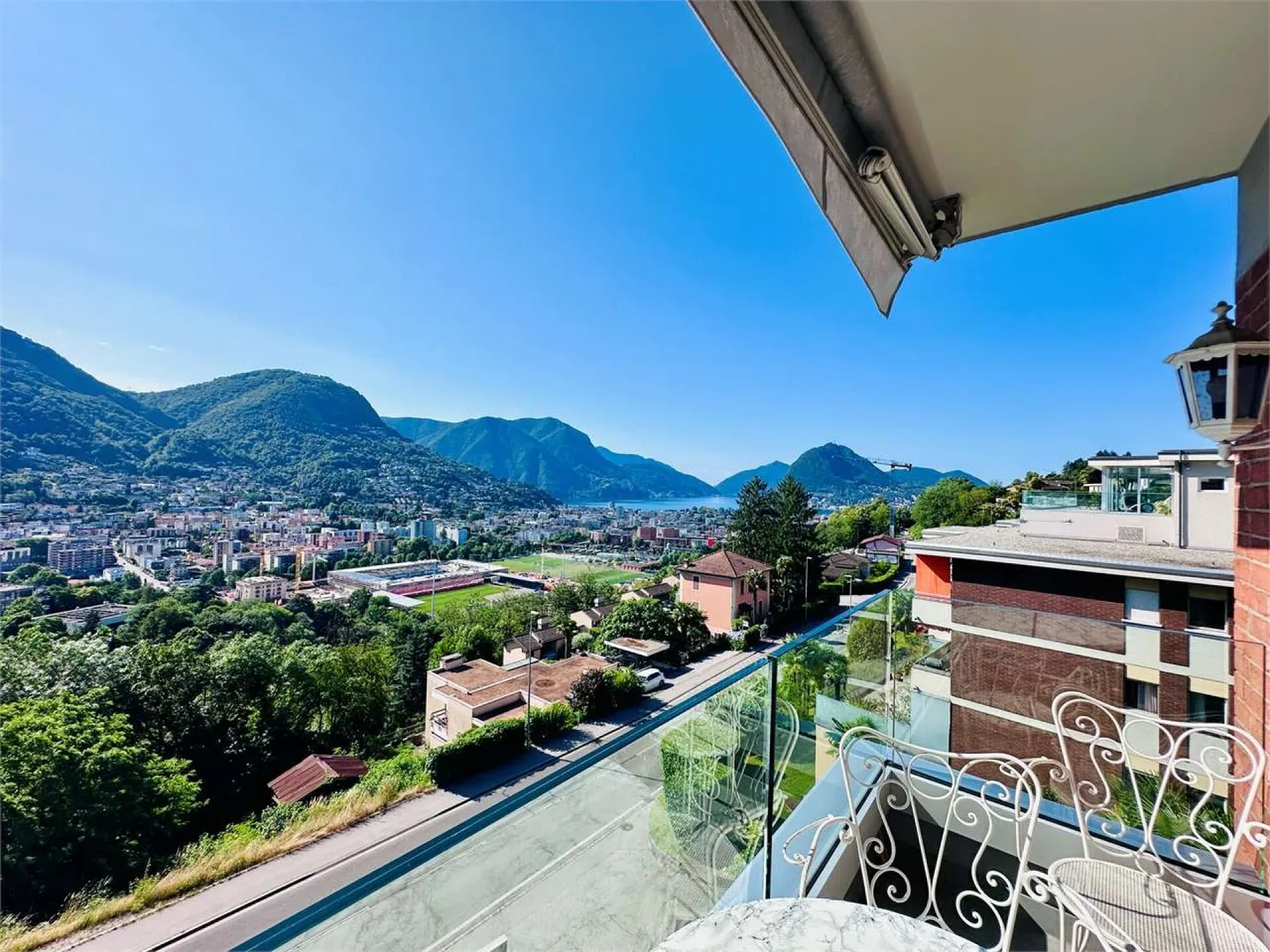 Appartamento soleggiato di 3,5 locali con balcone e vista lago a Porza - Foto 1 di 12