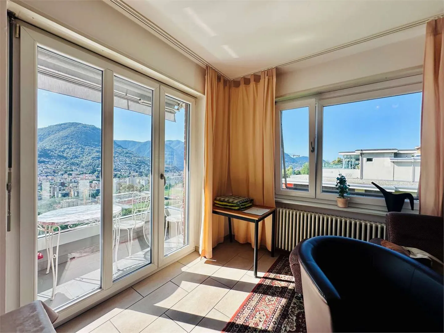 Appartamento soleggiato di 3,5 locali con balcone e vista lago a Porza - Foto 2 di 12