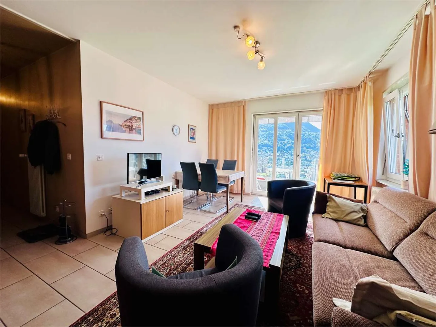 Appartamento soleggiato di 3,5 locali con balcone e vista lago a Porza - Foto 3 di 12