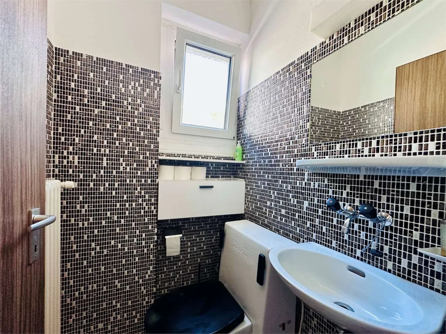 Appartamento soleggiato di 3,5 locali con balcone e vista lago a Porza - Foto 8 di 12