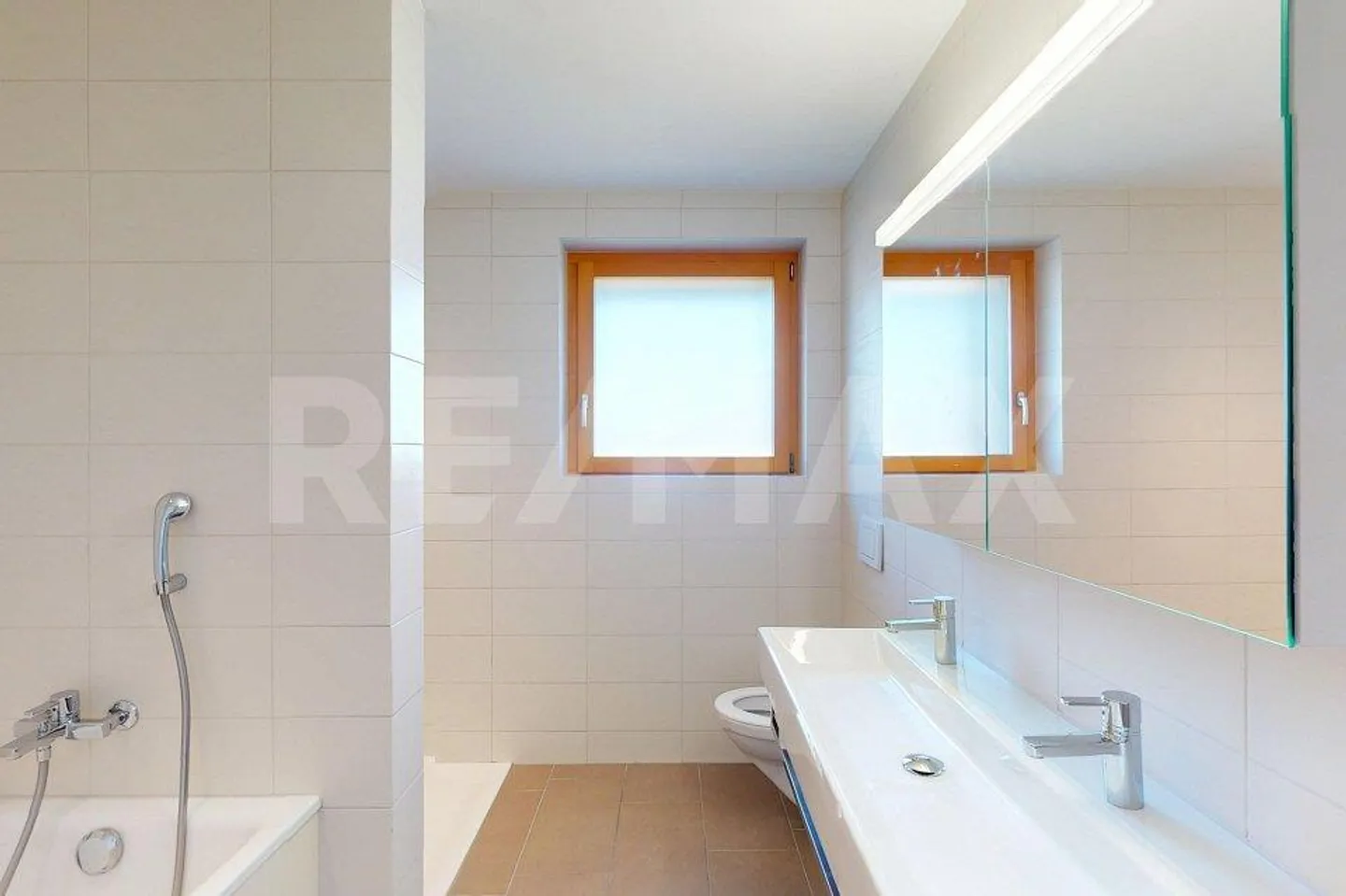 Exquisite Apartment with Alpine View - Photo 3 of 13