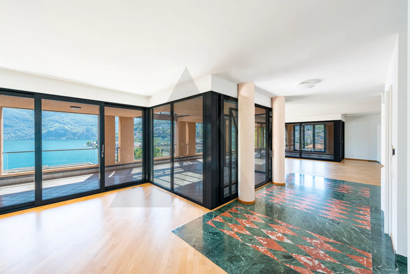 ESCLUSIVO ATTICO CON VISTA LAGO - Foto 1 di 15