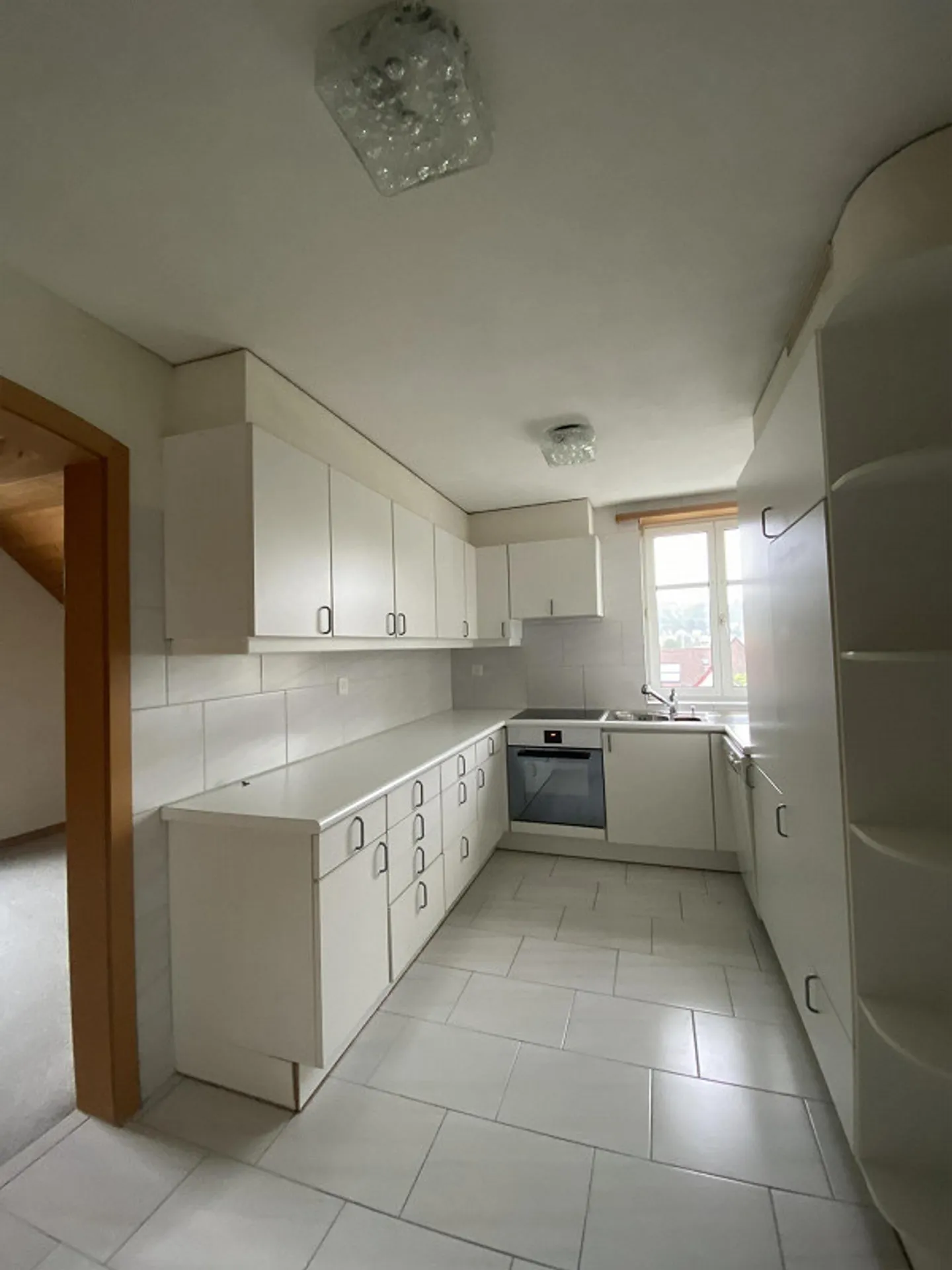 Appartement de toit confortable de 3,5 pièces avec balcon ouest - Photo 1 sur 14