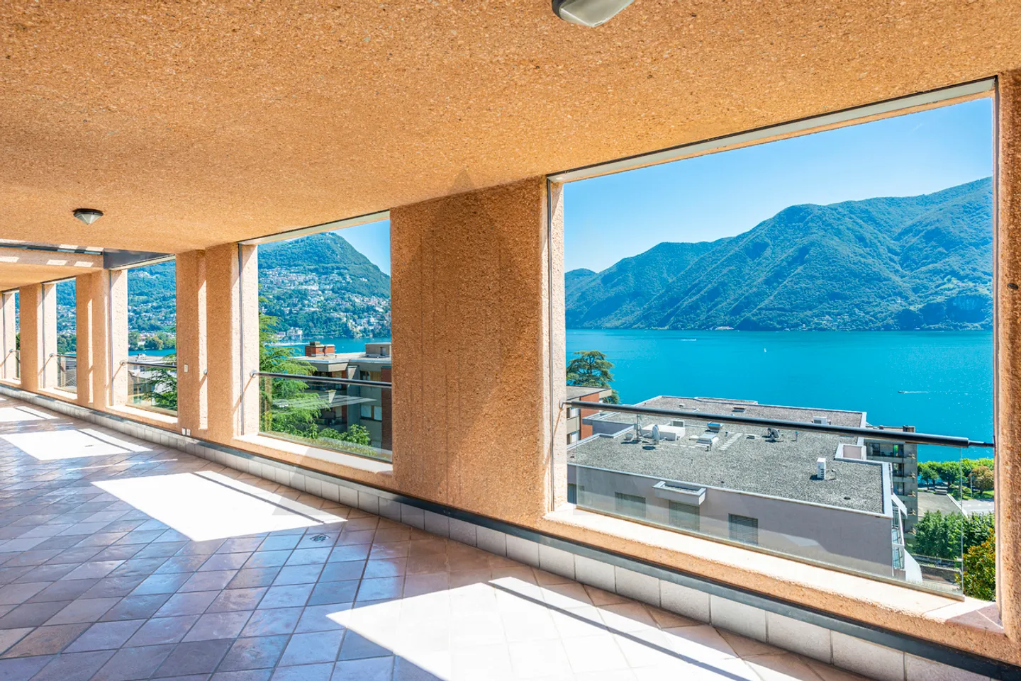 ESCLUSIVO ATTICO CON VISTA LAGO - Foto 4 di 15