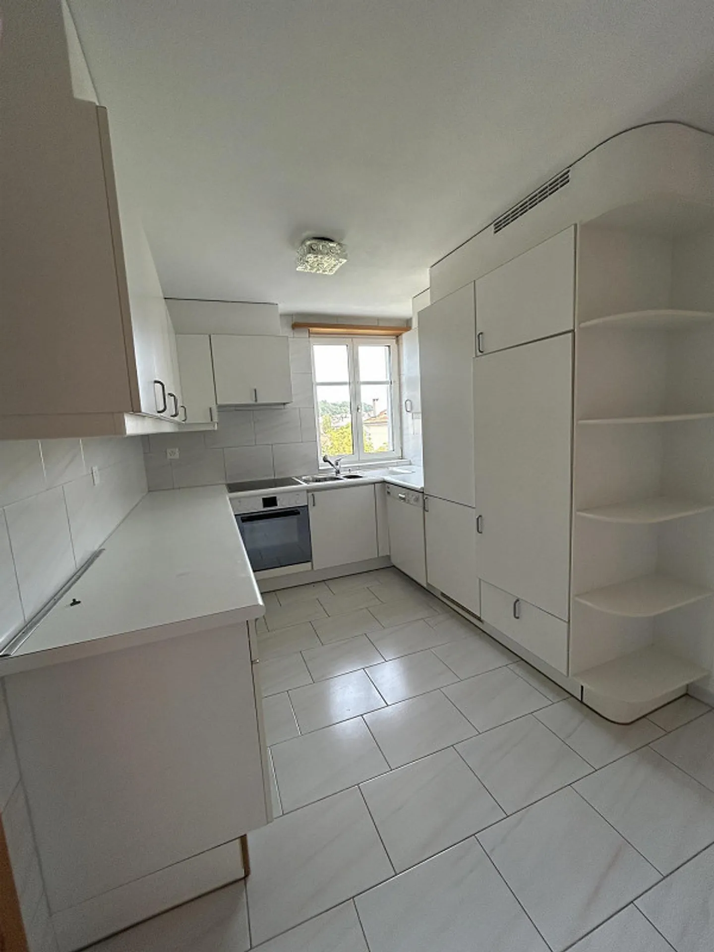 Appartement de toit confortable de 3,5 pièces avec balcon ouest - Photo 2 sur 14