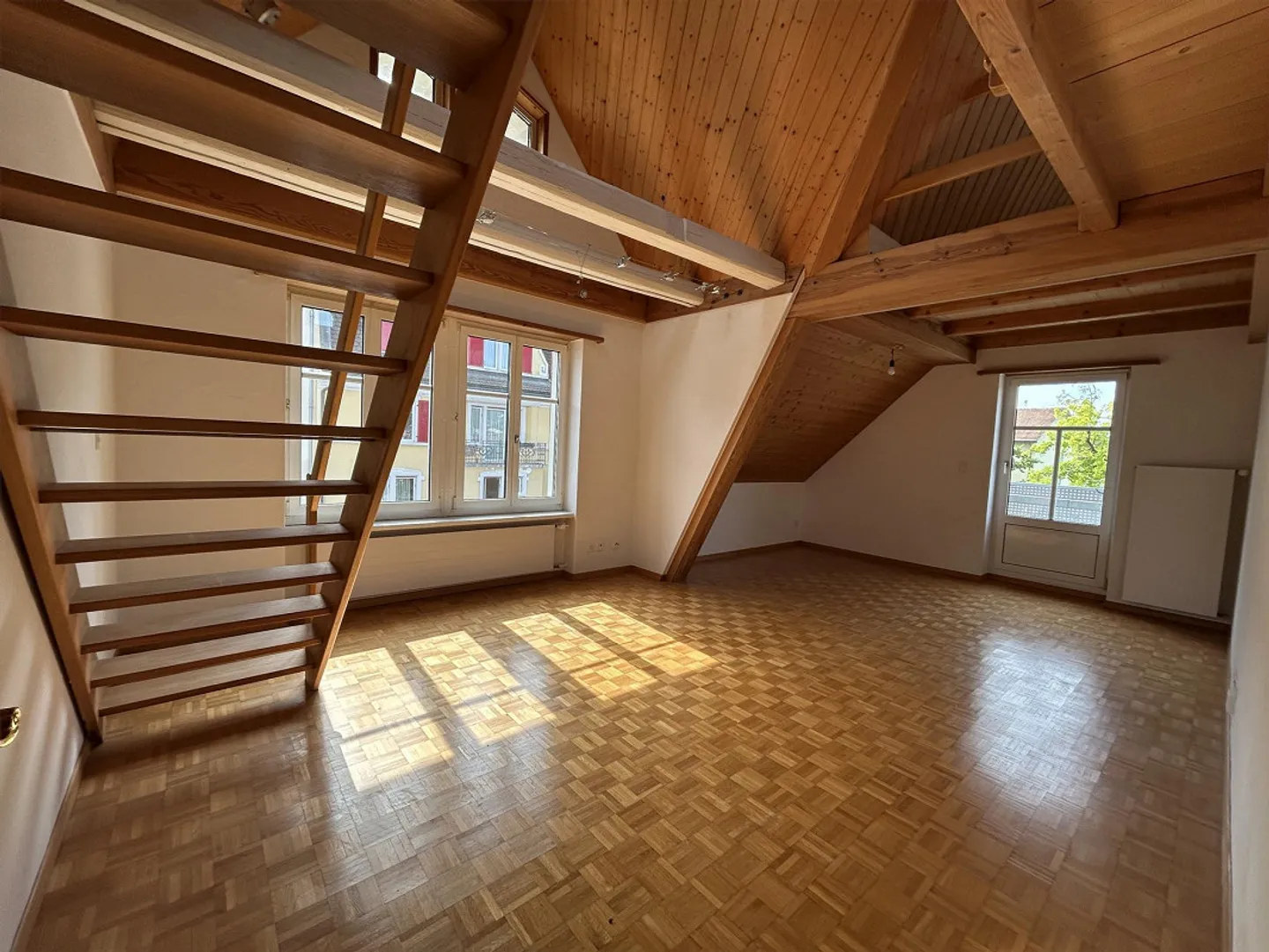 Appartement de toit confortable de 3,5 pièces avec balcon ouest - Photo 3 sur 14