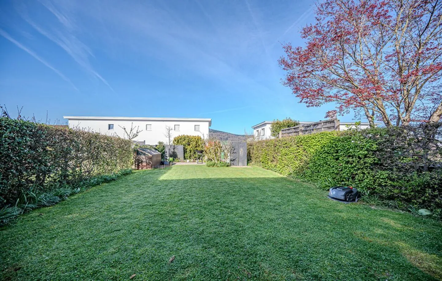 Casa a schiera con giardino ben curato - Foto 8 di 13