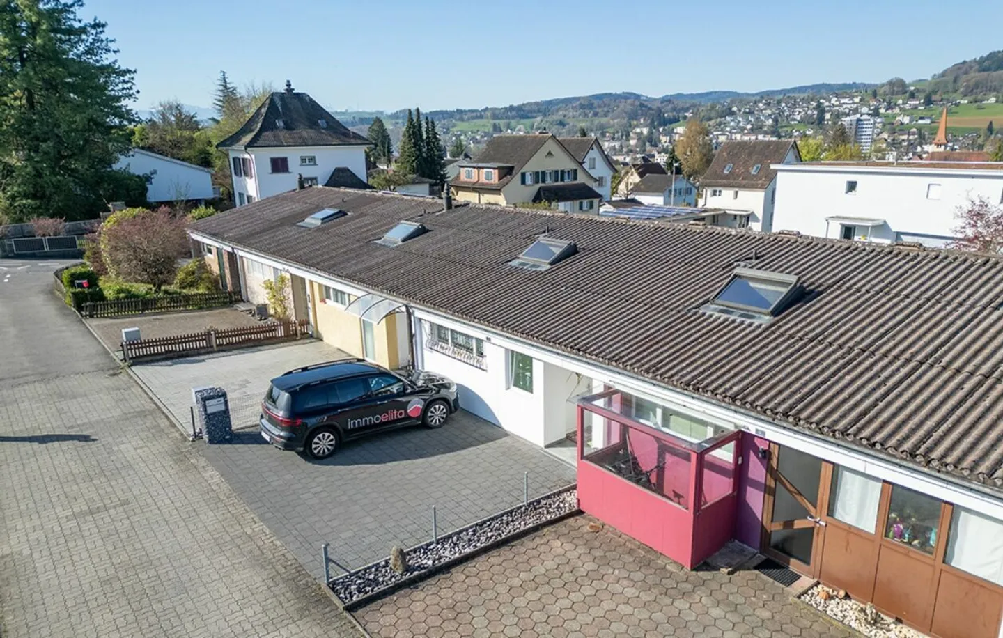 Casa a schiera con giardino ben curato - Foto 6 di 13