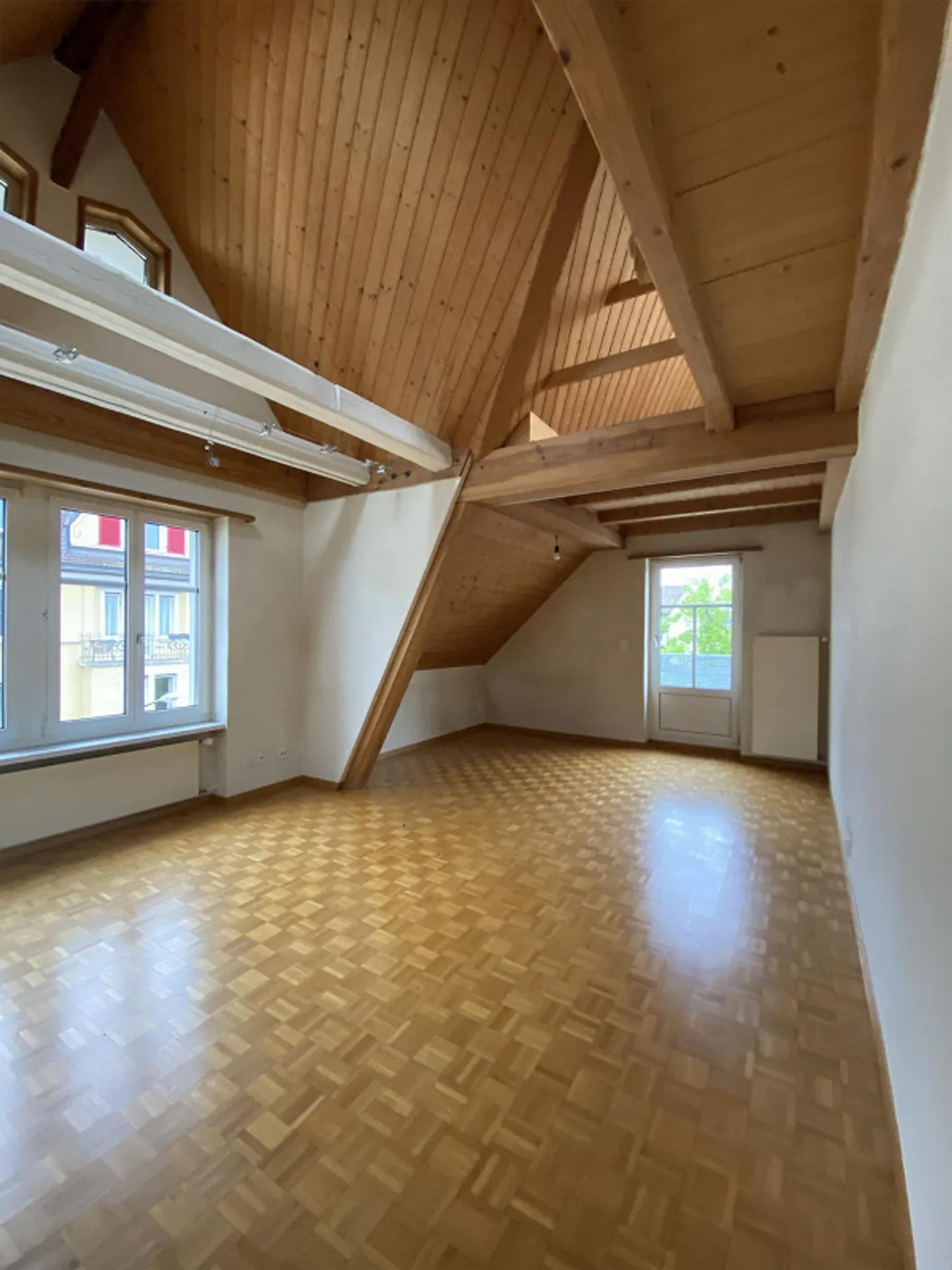 Appartement de toit confortable de 3,5 pièces avec balcon ouest - Photo 4 sur 14