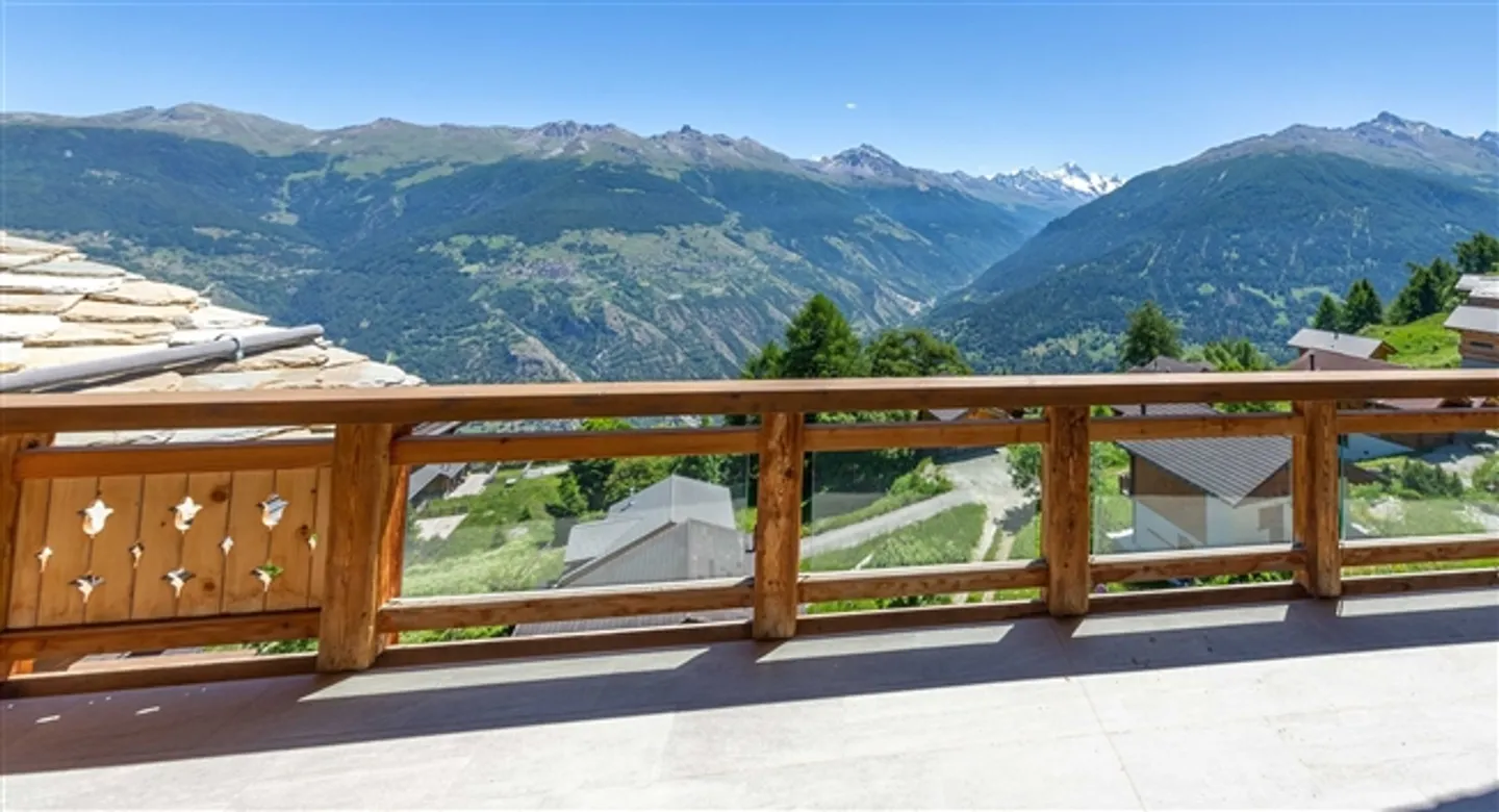 Luxurious ski-in/ski-out apartment with panoramic view - Photo 1 of 13