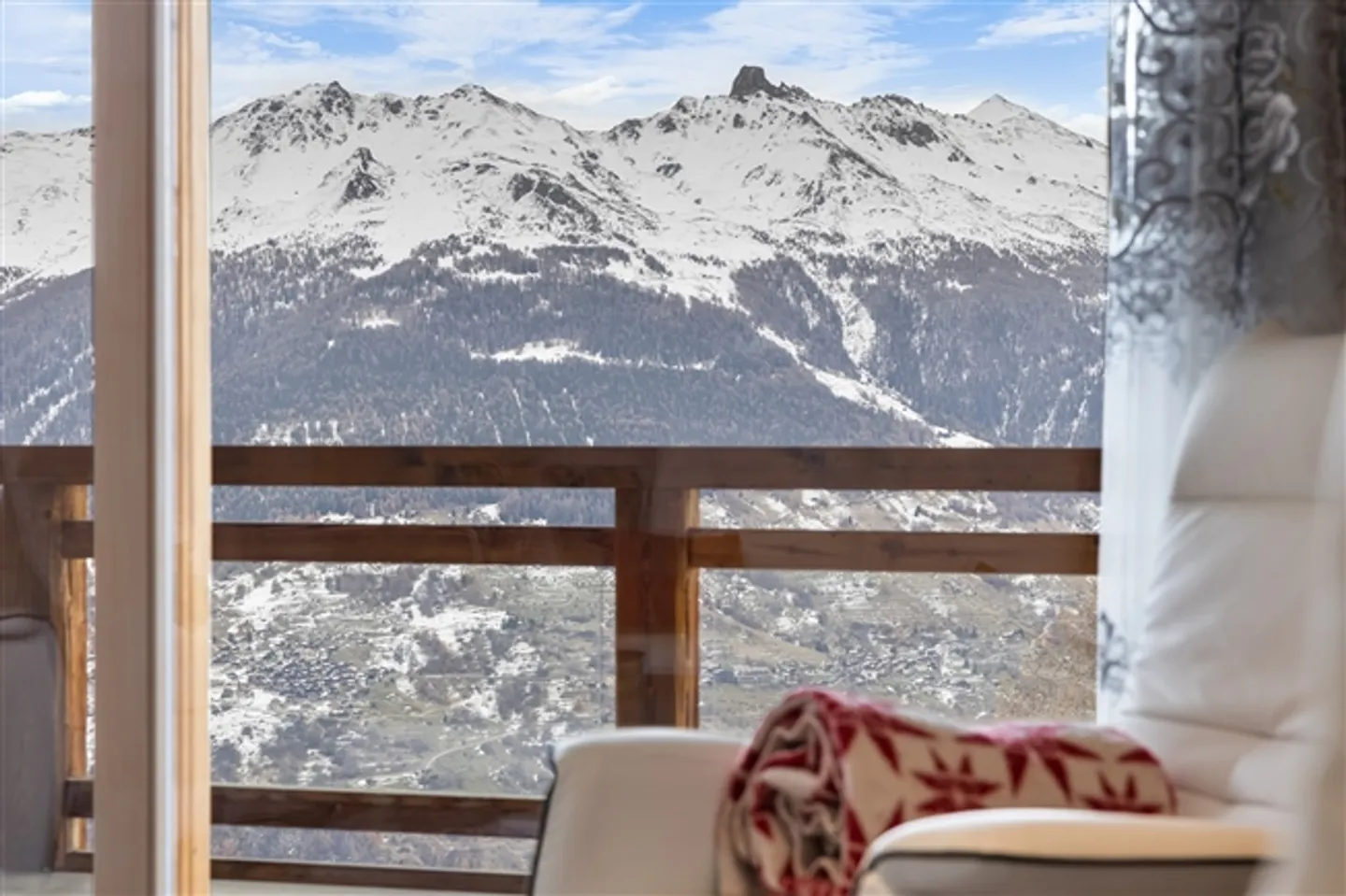 Luxurious ski-in/ski-out apartment with panoramic view - Photo 9 of 13