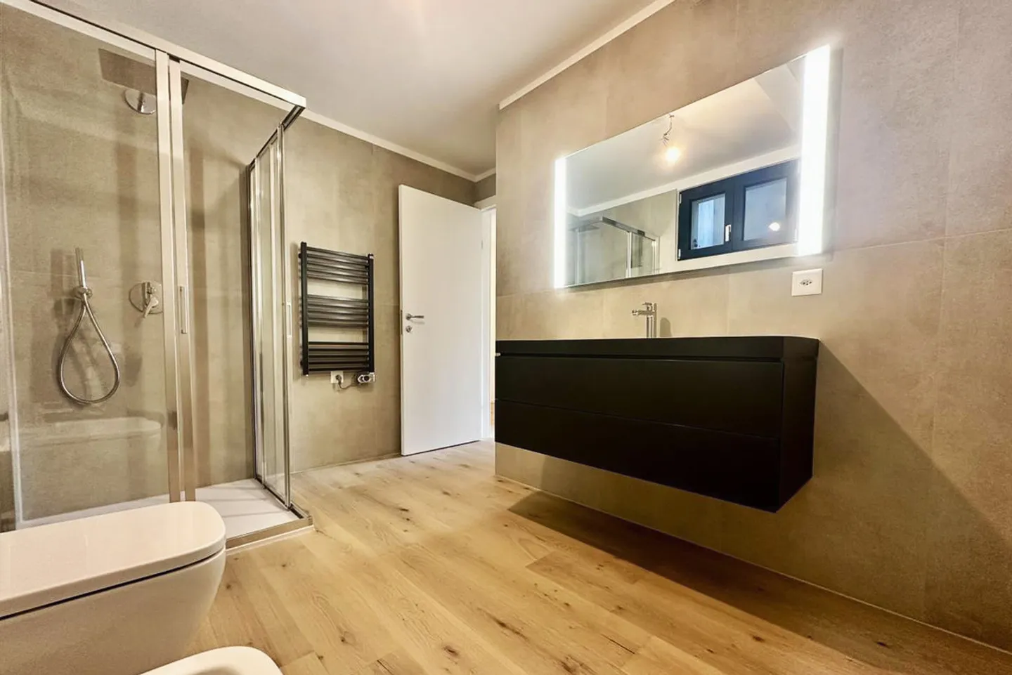 Generosa villa ristrutturata in contesto residenziale tranquillo - Foto 12 di 17