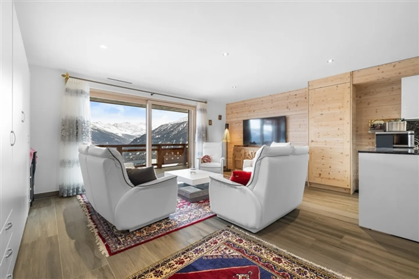 Luxurious ski-in/ski-out apartment with panoramic view - Photo 2 of 13