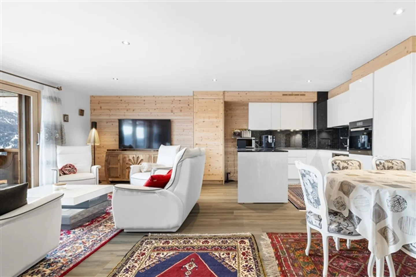 Luxurious ski-in/ski-out apartment with panoramic view - Photo 3 of 13