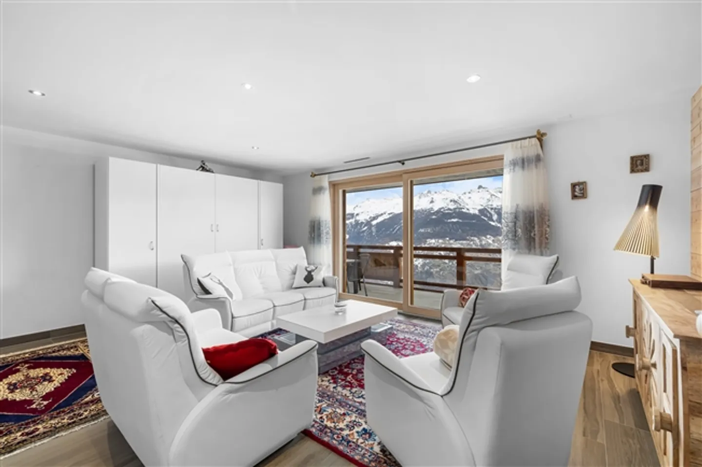 Luxurious ski-in/ski-out apartment with panoramic view - Photo 4 of 13