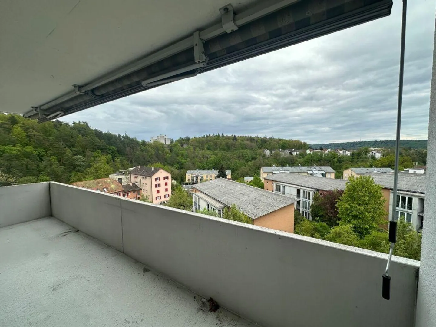 Appartamento soleggiato di 4,5 stanze con balcone - Foto 2 di 13