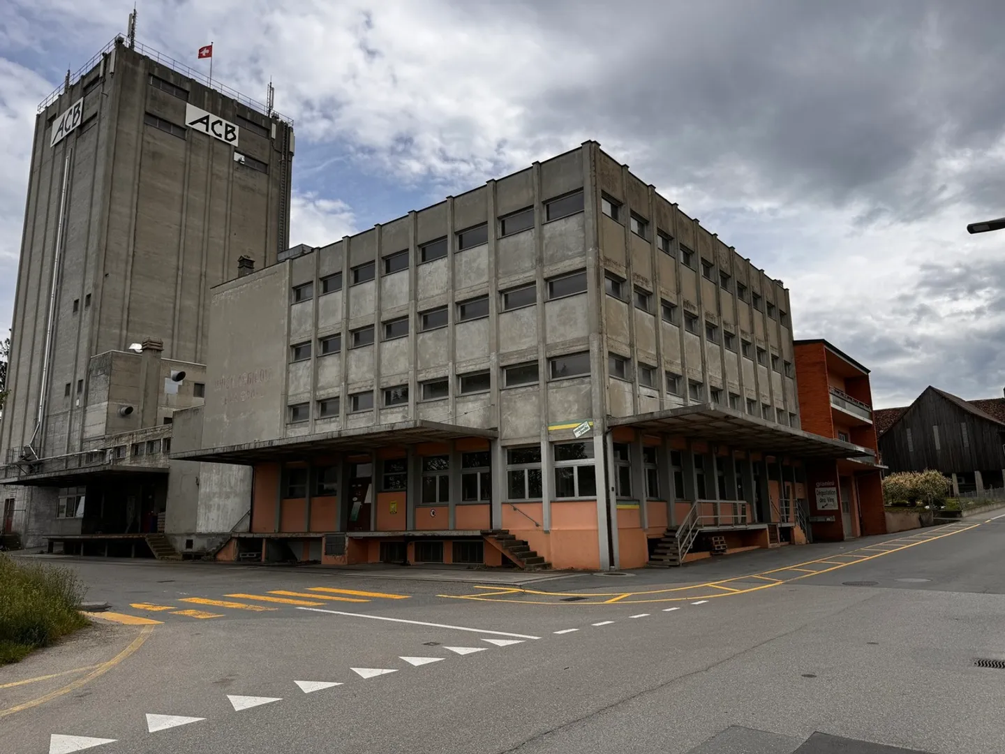 Cugy (FR), à louer, diverses surfaces commerciales, bureaux et dépôts - Photo 1 sur 7