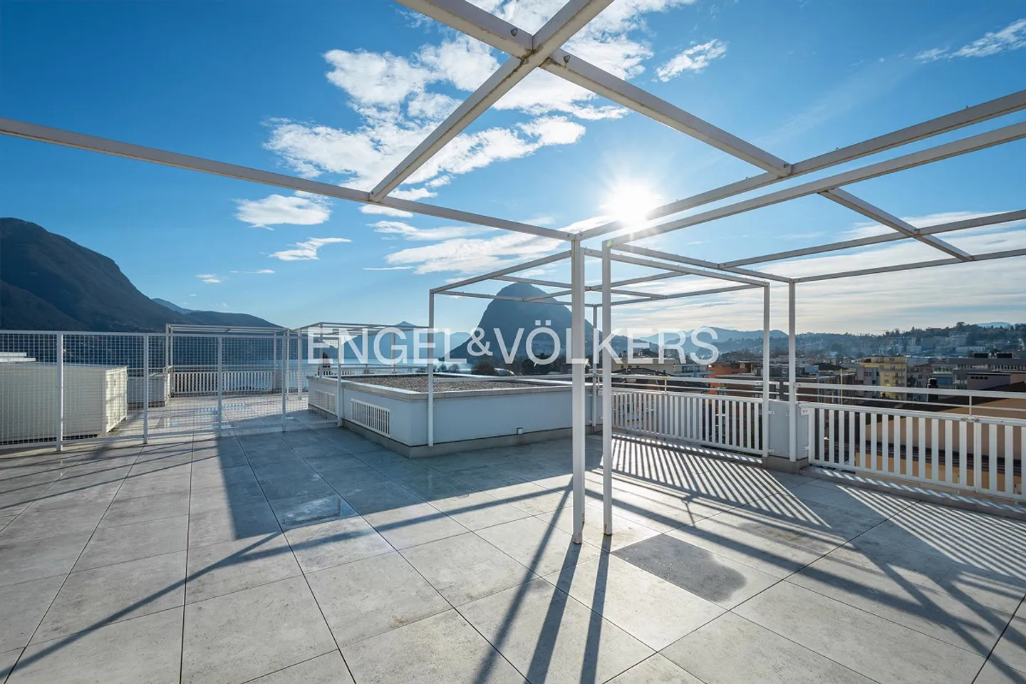 RISERVATO Dachgeschoss mit Dachterrasse mit teilweisem Seeblick - Foto 1 di 10