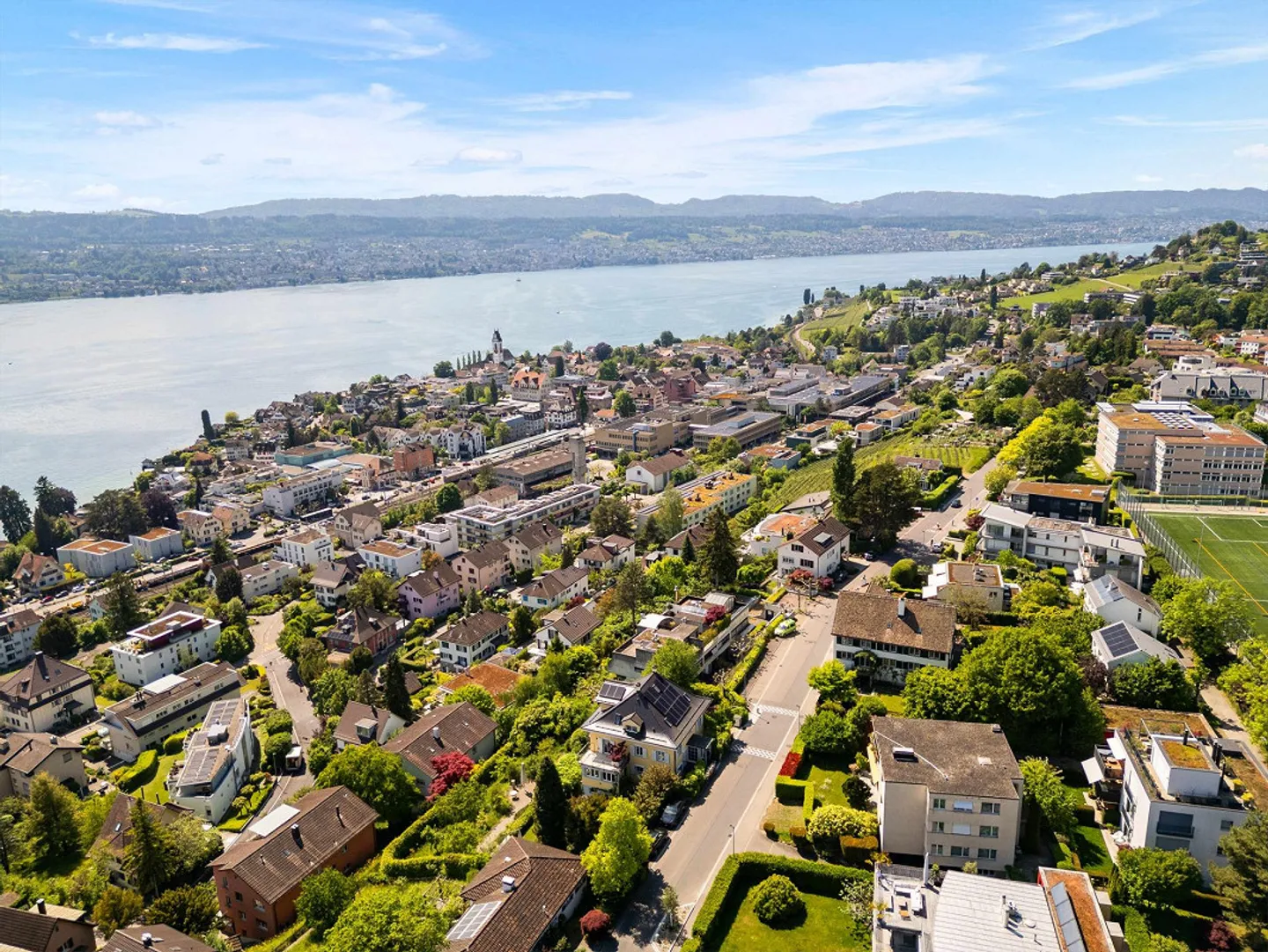 Charmante penthouse de 4,5 pièces avec vue sur le lac à Meilen - Photo 1 sur 11