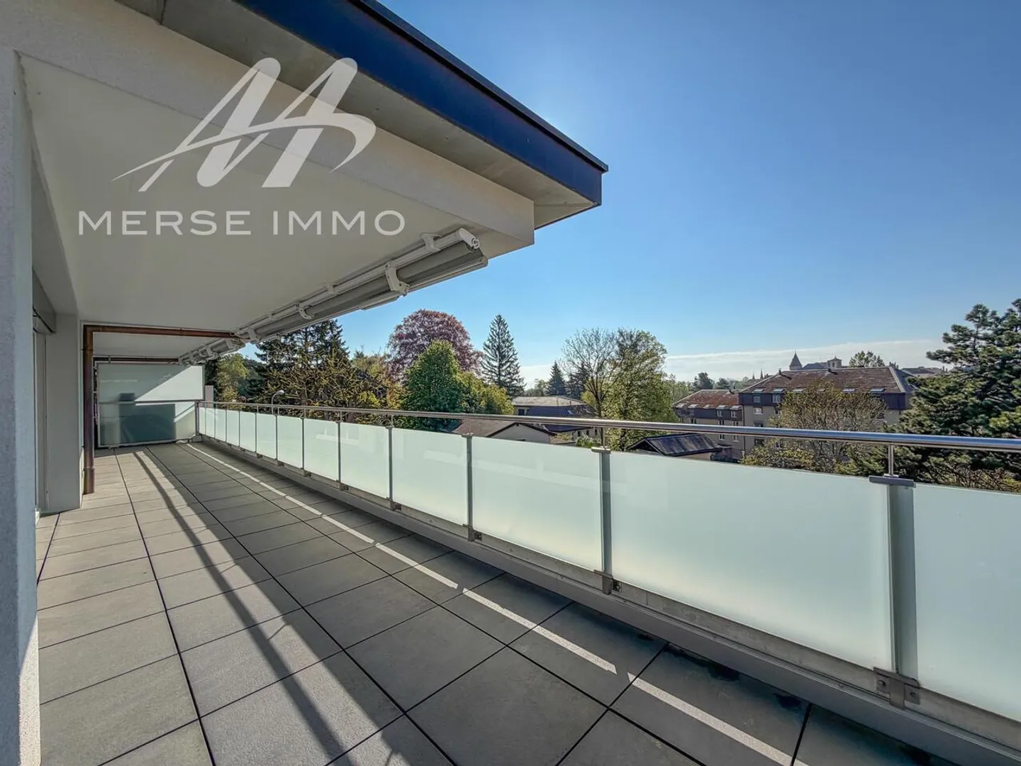 Bright penthouse with large terrace and unobstructed view - Photo 3 of 15
