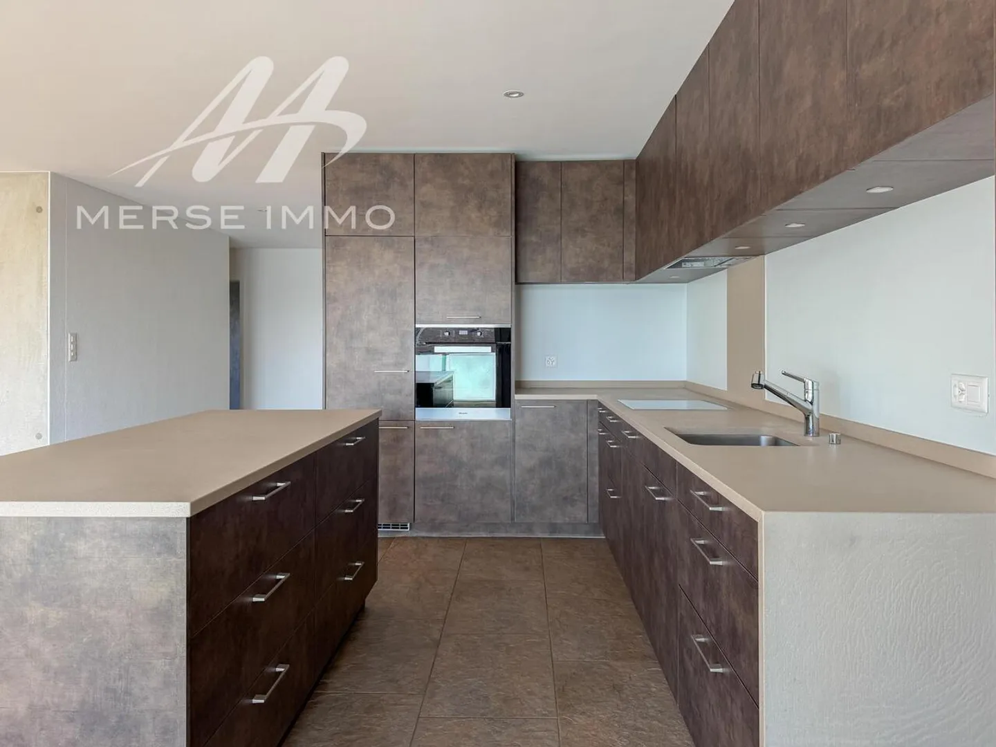 Bright penthouse with large terrace and unobstructed view - Photo 5 of 15