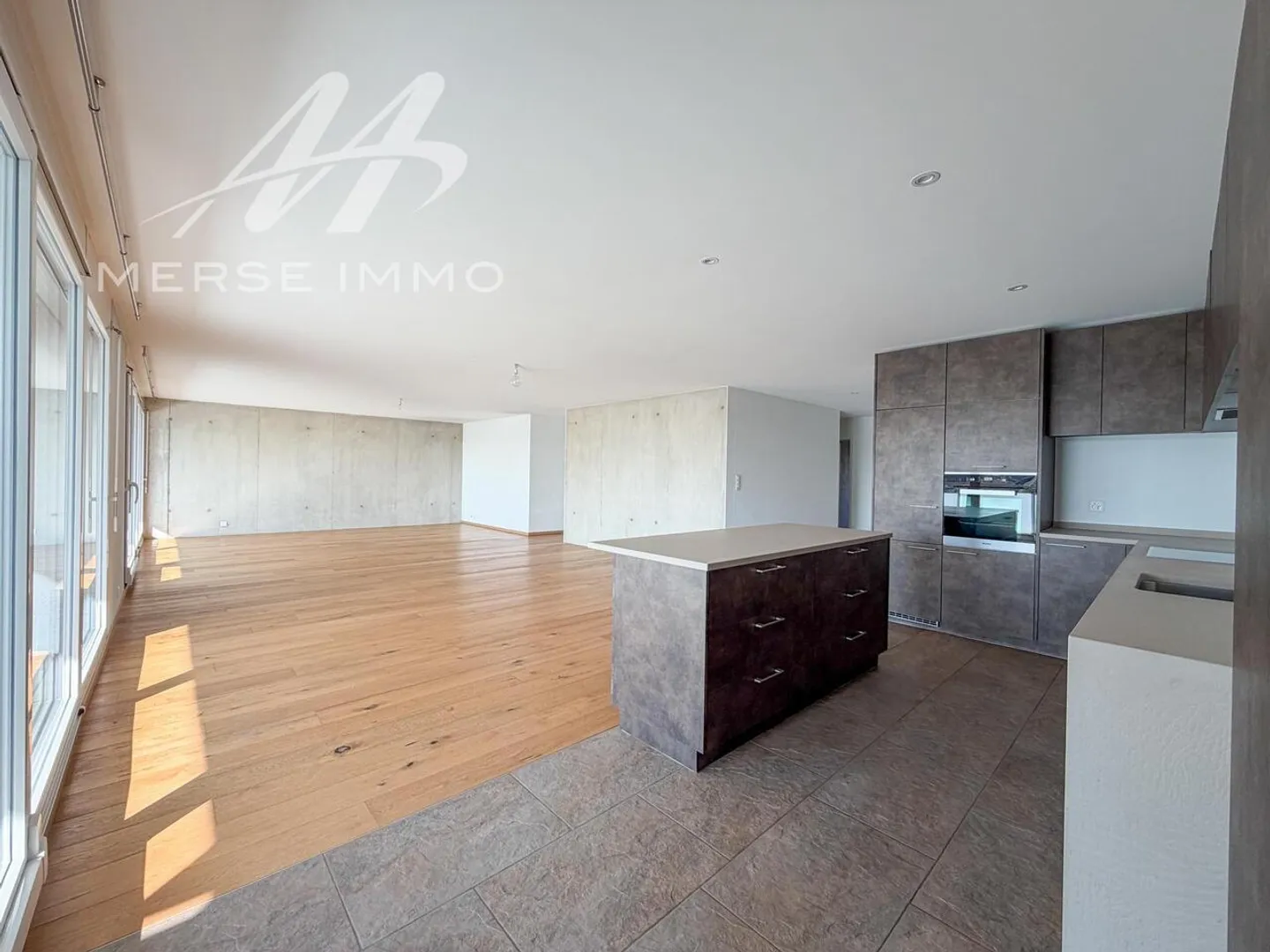 Bright penthouse with large terrace and unobstructed view - Photo 2 of 15