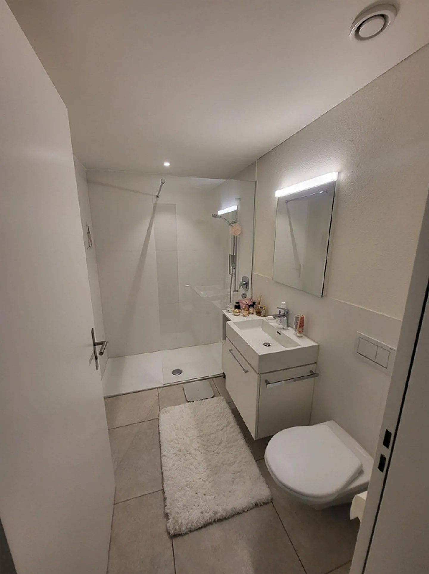 Appartement moderne et lumineux à louer dans le centre-ville de Dübendorf - Photo 2 sur 5