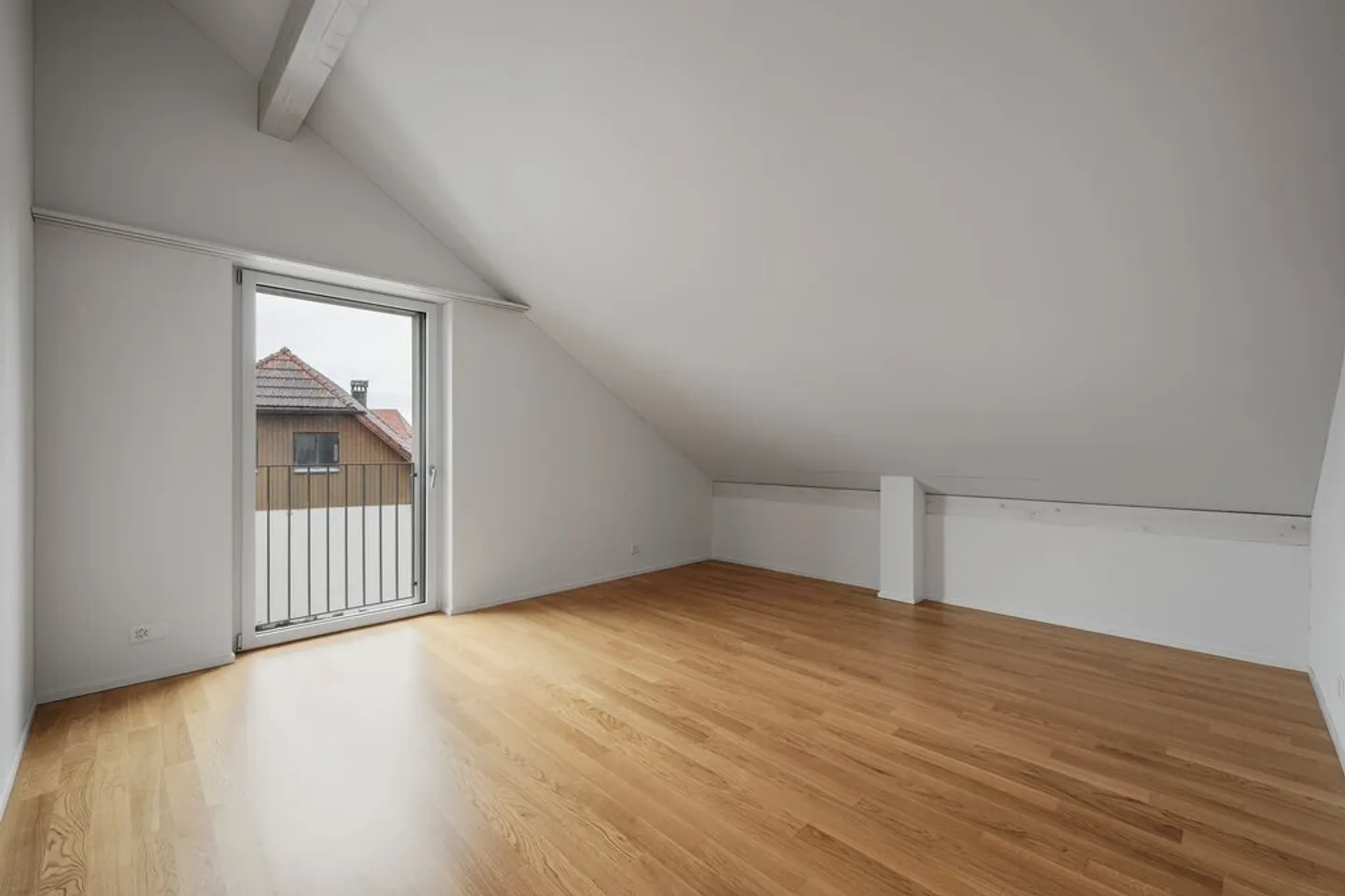 Beautiful attic apartment with two balconies - Photo 6 of 7