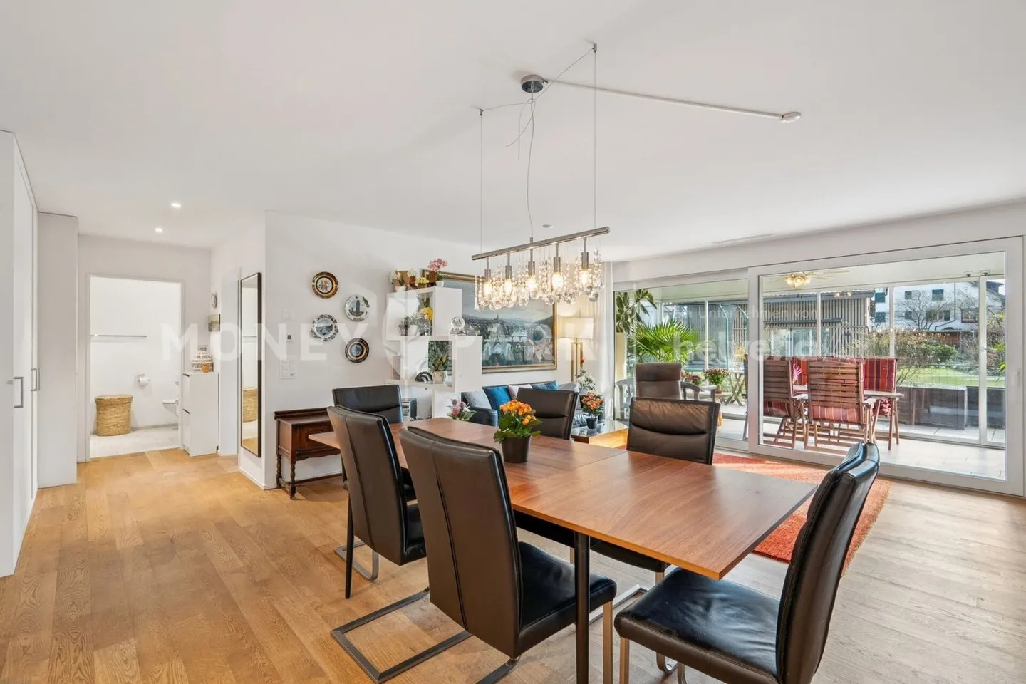 Incantevole appartamento giardino 2.5 camere con enorme giardino privato - Foto 2 di 13