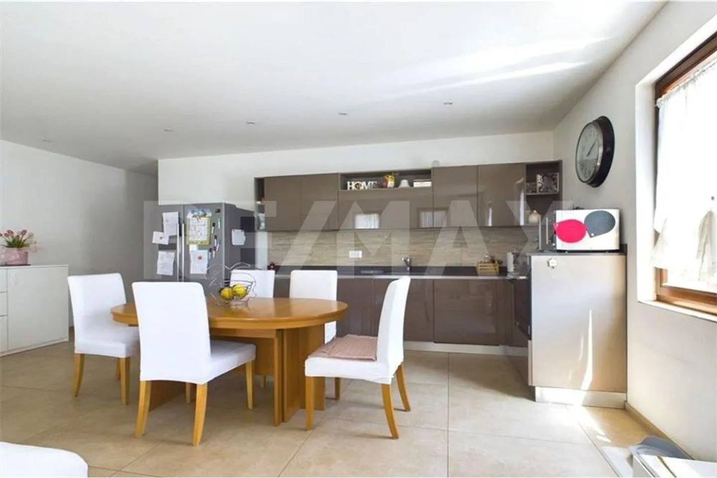 Ampio appartamento con 4 camere in una residenza con cortile e giardino - Foto 2 di 10