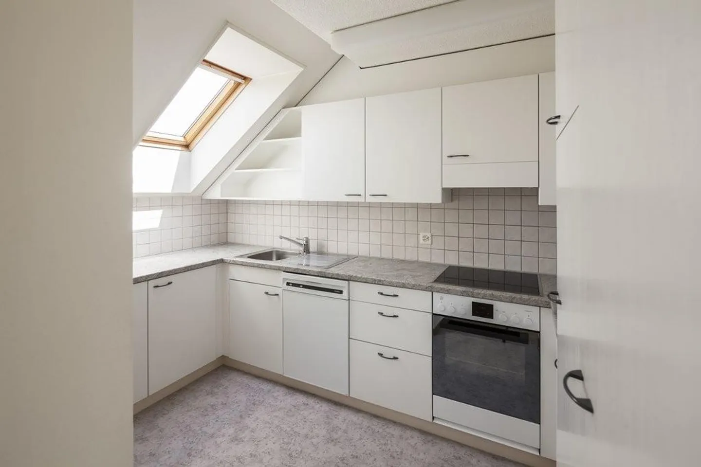 AFFITTO SENZA CAUZIONE - Appartamento familiare con balcone soleggiato - Foto 3 di 9